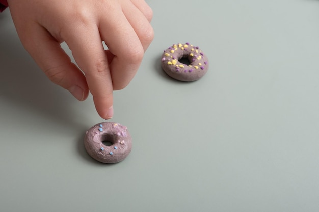 Erstellen eines Puppenkuchenkrapfens aus Luftplastilin Kinderkreativität DIY