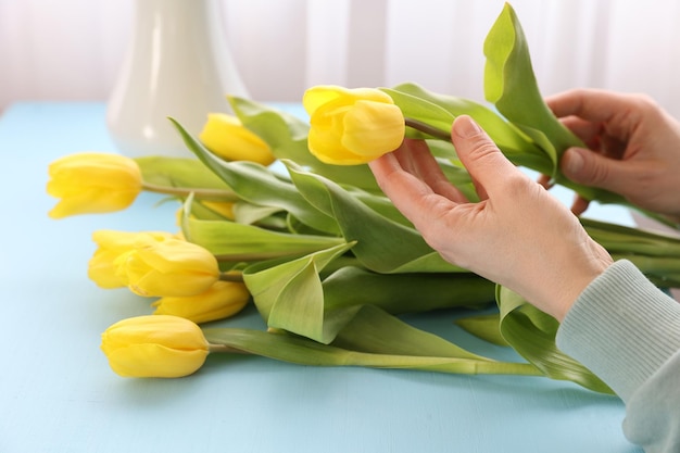 Erstellen Sie einen Strauß gelber Tulpen