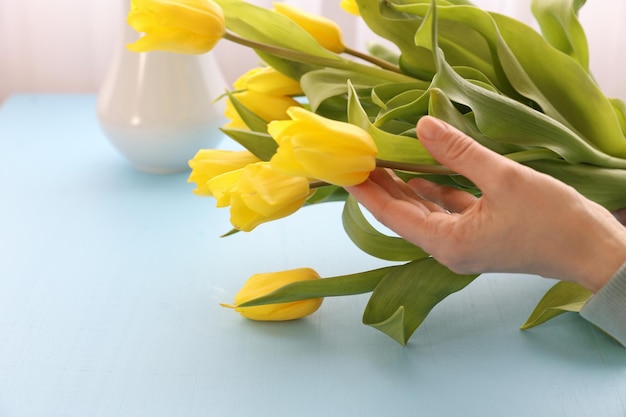 Erstellen Sie einen Strauß gelber Tulpen
