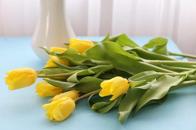 Erstellen Sie einen Strauß gelber Tulpen