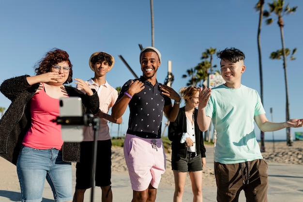 Ersteller von Videoinhalten tanzen mit Freunden in Venice Beach, Los Angeles