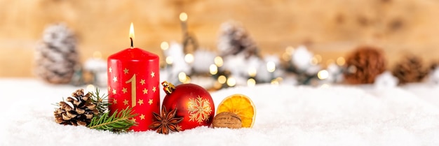 Erster 1. Sonntag im Advent mit Kerze Weihnachtsdekoration Banner Panorama Copyspace Kopierraum