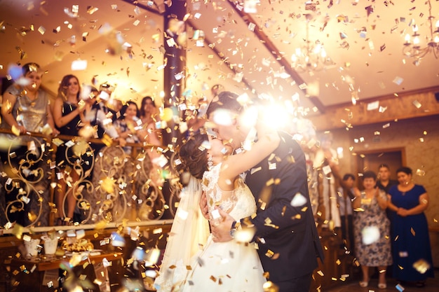 Erster Hochzeitstanz des Brautpaares Glückliche Braut und Bräutigam und ihr erster Tanz in einem eleganten Restaurant.