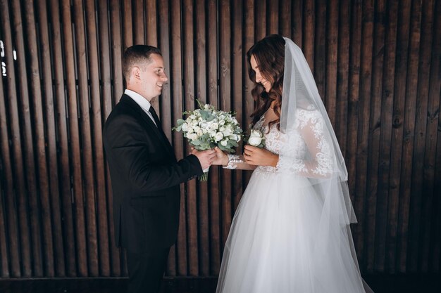 Erster Look des Hochzeitspaares am Morgen. Braut und Bräutigam. Das erste Treffen