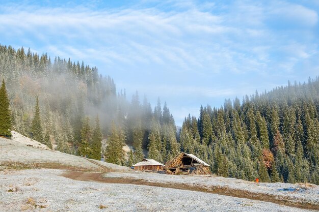 Erstes Schneeabdeckungsfeld im Berg Schöner Herbstmorgen