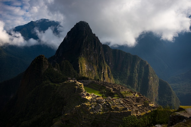 Erstes Sonnenlicht auf Machu Picchu