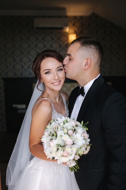 Erstes Treffen von Bräutigam und Braut. Hochzeitstag ersten Blick. Glückliches Paar von Mann und Frau