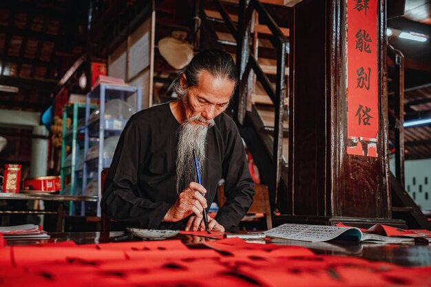 Erudito vietnamita escribe caligrafía en Long Son El festival de caligrafía es una tradición popular durante la festividad del Tet Escribir coplas para el año nuevo del Festival de Primavera