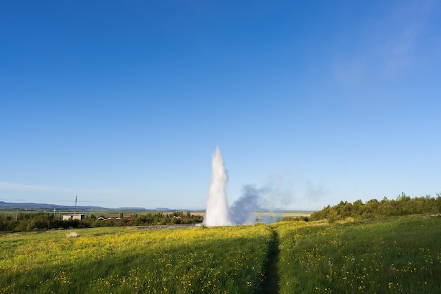 Erupção de gêiser Strokkur na Islândia