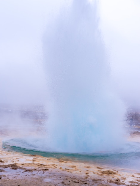 Erupção do géiser Strokkur na Islândia