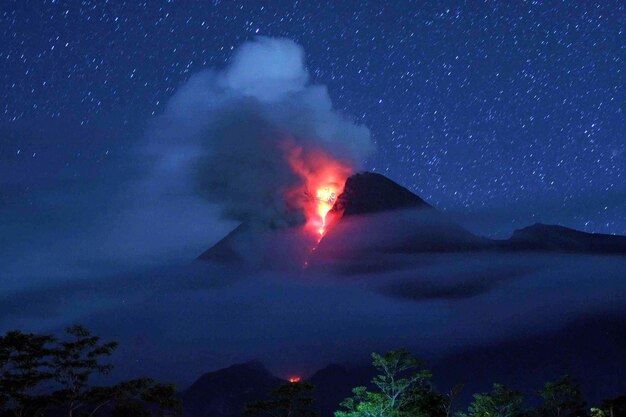 Foto erupção do monte merapi em java