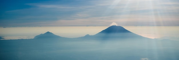 Erupção do vulcão Agung em formato longo de banner de bali indonésia