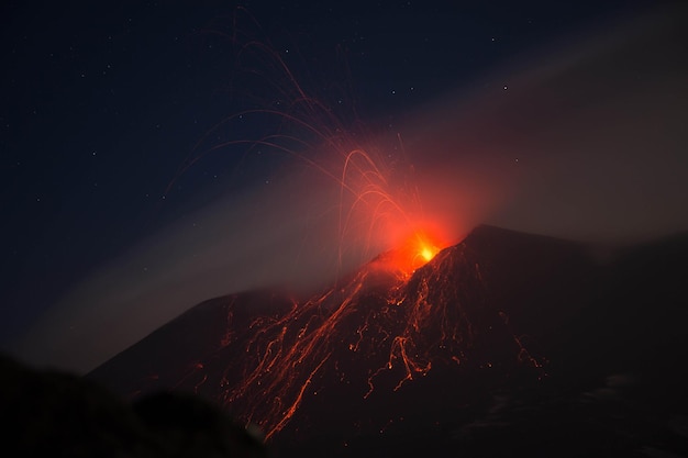 Foto erupção do vulcão etna com explosão de lava à noite - sicília