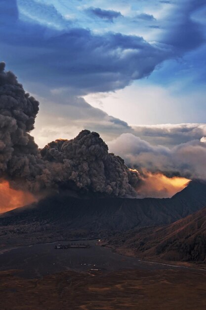 Foto erupção do vulcão mount bromo gunung bromo durante o nascer do sol do ponto de vista no monte penanjakan monte bromo localizado no parque nacional bromo tengger semeru, java oriental, indonésia