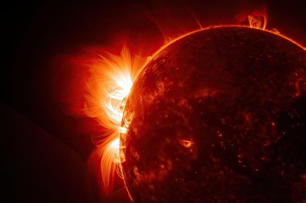 Foto erupção solar com vista para a coroa do sol e proeminências visíveis