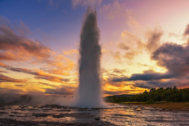 Erupción del géiser Strokkur en Islandia al atardecer