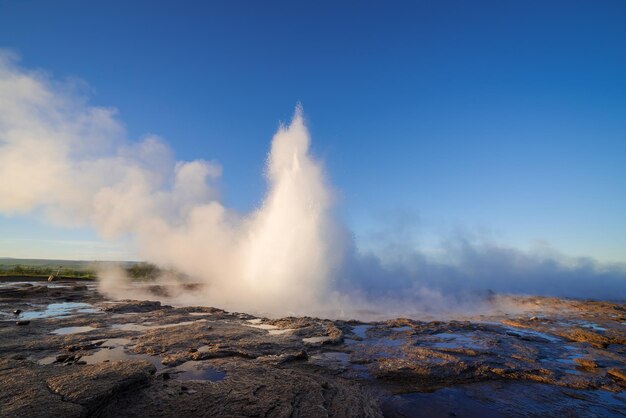 Erupción del géiser Strokkur en Islandia