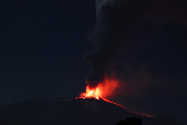 Foto erupción de un volcán