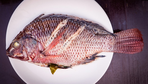 Erva de vapor de peixe e vegetais na chapa