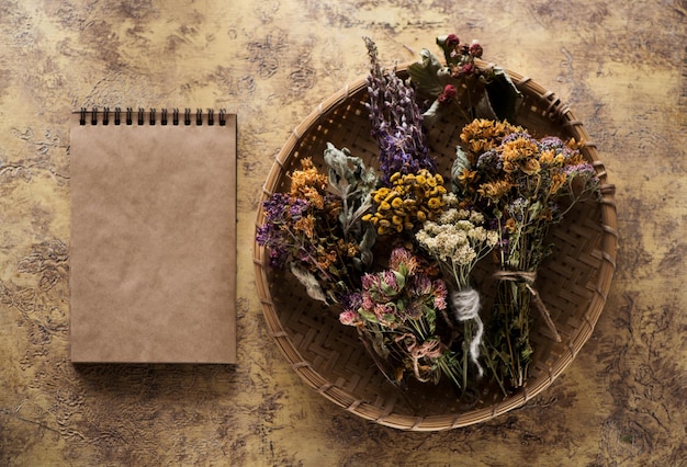 Ervas e flores secas e receitas de caderno. Conceito de fitoterapia