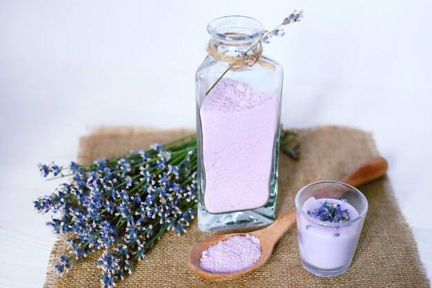 Ervas e velas, cosméticos spa de lavanda, massagem spa, aromaterapia, cuidados corporais