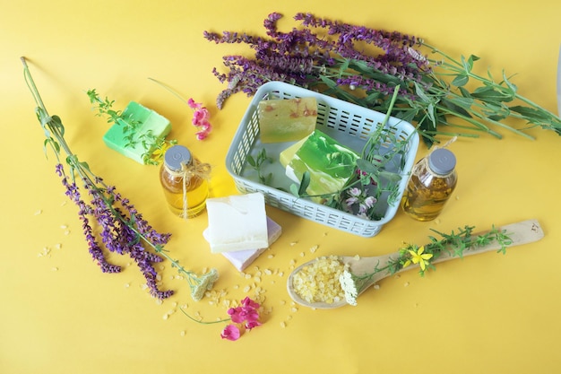 Ervas medicinais e flores, sabonete, sal marinho e óleo aromático em um spa de fundo brilhante