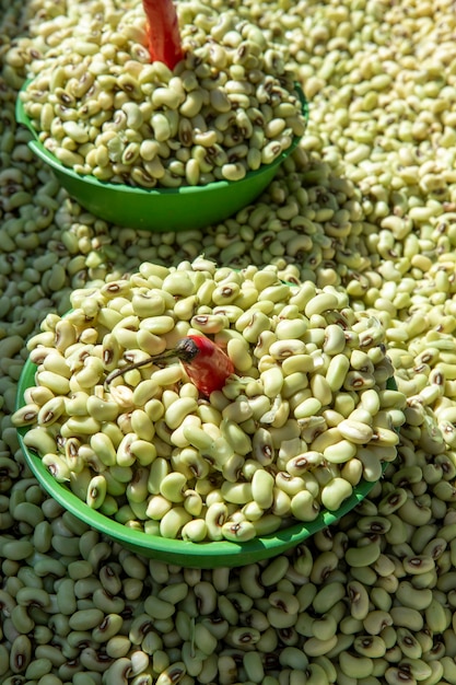 Ervilha-roxa a granel, na barraca do mercado ao ar livre.