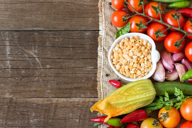 Foto ervilhas amarelas orgânicas cruas na tigela e legumes