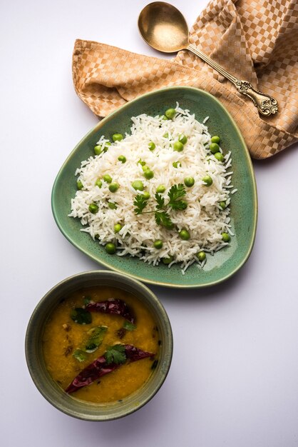 Ervilhas, arroz Basmati ou matar pulav, servido com dal simples