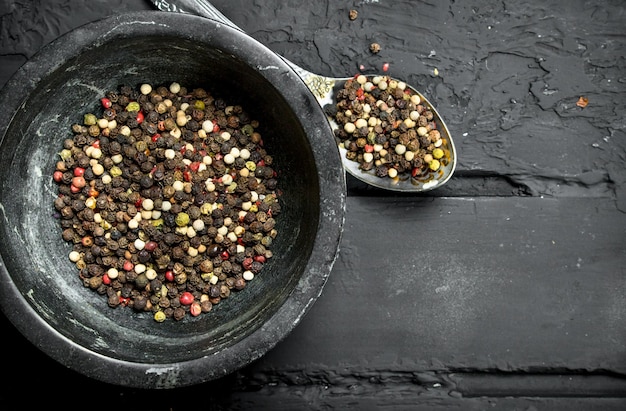 Ervilhas de pimenta perfumadas em uma tigela com uma colher