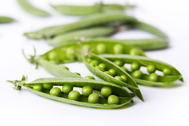 Ervilhas verdes em um fundo branco. dieta crua