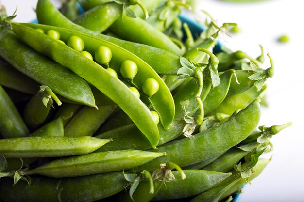 Ervilhas verdes frescas em uma mesa de madeira