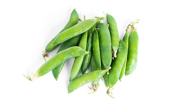Ervilhas verdes isoladas em um fundo branco. Foto de alta qualidade