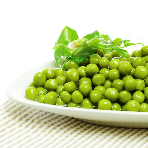Ervilhas verdes no prato, fundo de ingrediente alimentar