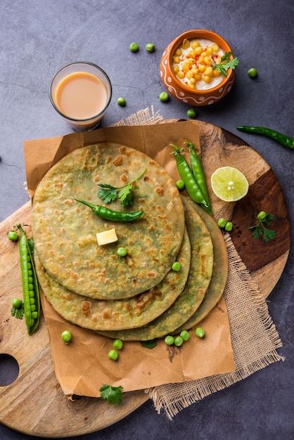 Ervilhas verdes paratha ou pão achatado ou matar parathas com requeijão e chá quente