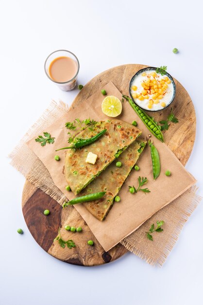 Ervilhas verdes paratha ou pão achatado ou matar parathas com requeijão e chá quente