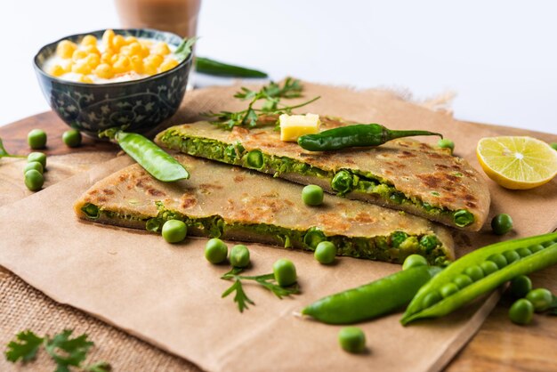 Ervilhas verdes paratha ou pão achatado ou matar parathas com requeijão e chá quente