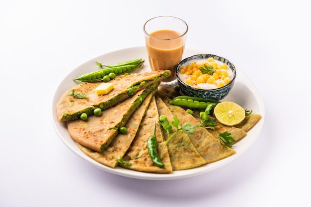 Ervilhas verdes paratha ou pão achatado ou matar parathas com requeijão e chá quente