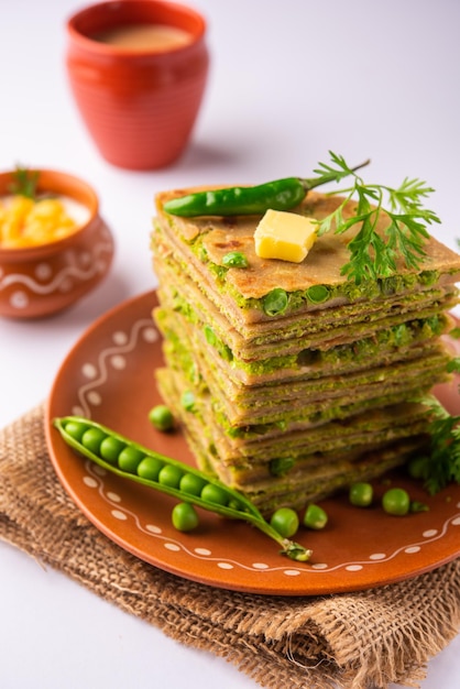 Ervilhas verdes paratha ou pão achatado ou matar parathas com requeijão e chá quente