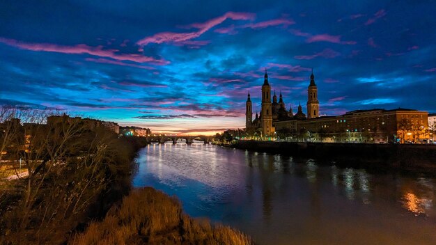 Foto erwachen in zaragoza winterdauer in der basilika del pilar mit roten und orangen, die ein strahlen werfen