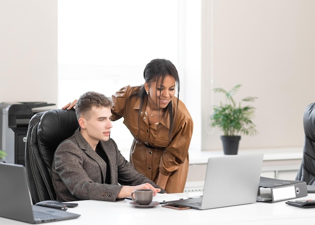 Erwachsene afroamerikanische Geschäftsfrau, die im Büro steht