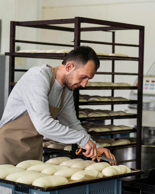 Foto erwachsene arbeiten an leckeren frischen broten