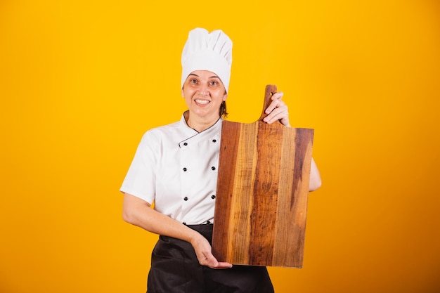 Erwachsene Brasilianerin Kochmeisterin in der Gastronomie mit Holzbrett