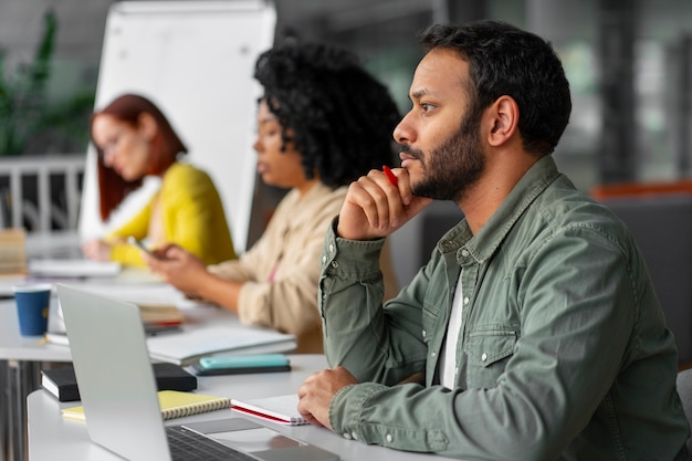 Erwachsene, die zusammen studieren