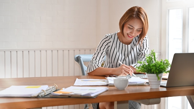 Erwachsene Frau, die mit digitaler Tablette und Stift arbeitet.