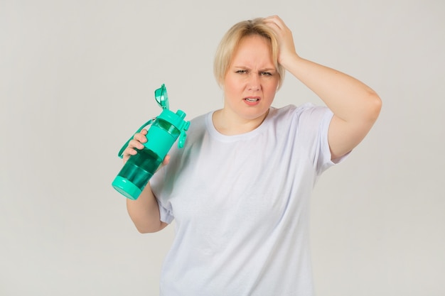 Erwachsene Frau in einem weißen T-Shirt mit einem Wasserschüttler