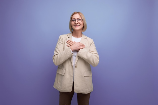 Erwachsene Frau in einer stylischen Jacke auf hellem Studiohintergrund mit Kopierraum