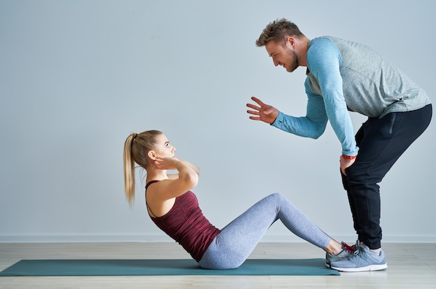 Erwachsene Frau mit ihrem persönlichen Fitnesstrainer