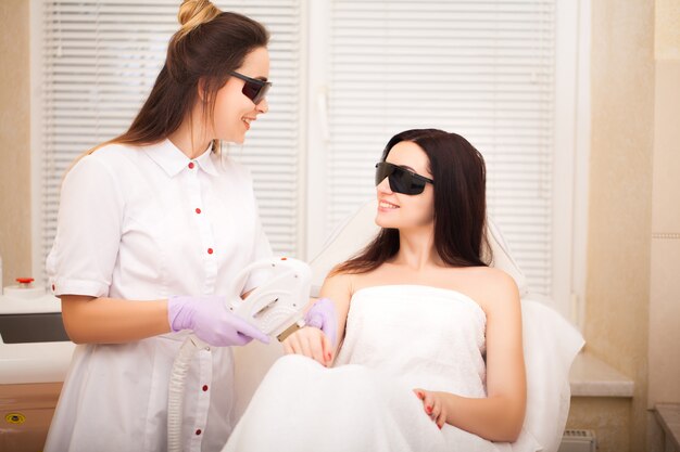 Erwachsene Frau mit Laser-Haarentfernung im professionellen Schönheitssalon