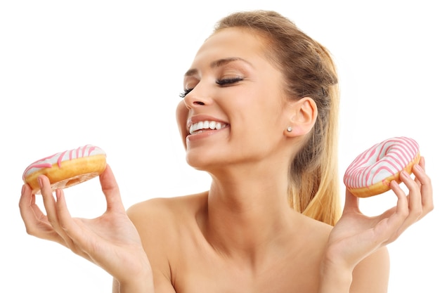 erwachsene Frau posiert mit Donuts auf weißem Hintergrund
